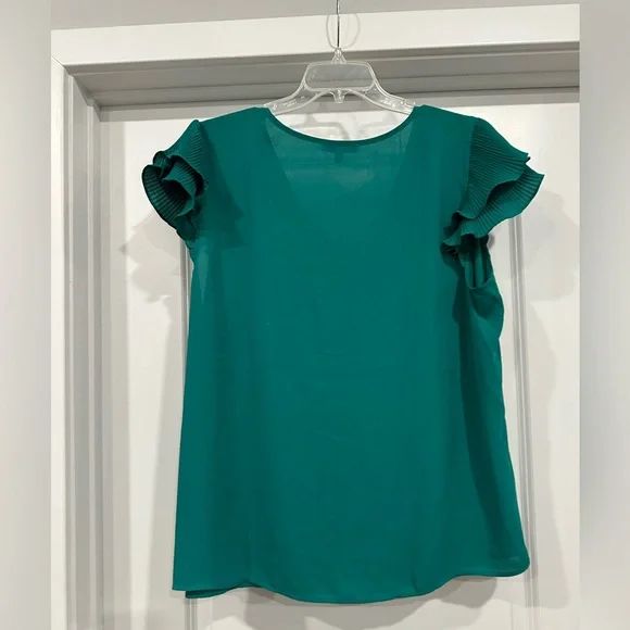 Elegant Green Ruffle Sleeve Blouse - Picture 2 of 6